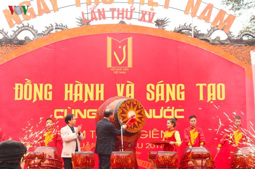 Tưng bừng các hoạt động kỷ niệm Ngày thơ Việt Nam lần thứ 15 - ảnh 1